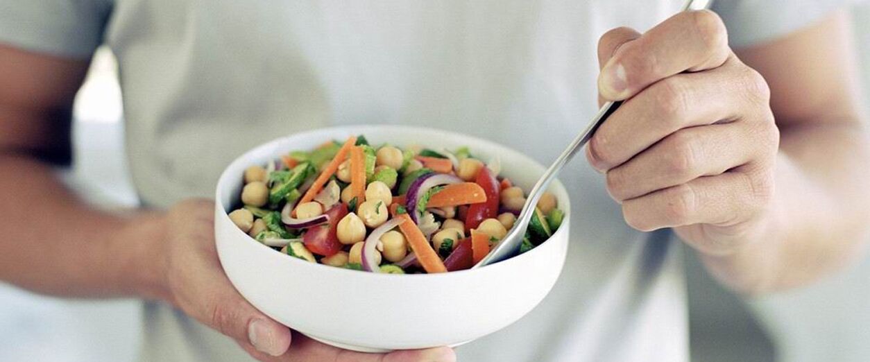 Një burrë ha ushqime që janë të mira për potencë